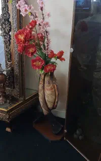 گلدان با گل زیبا