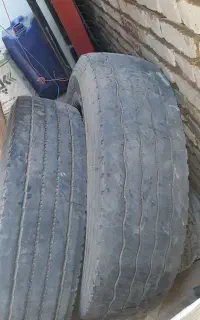 یک جفت لاستیک کامیون