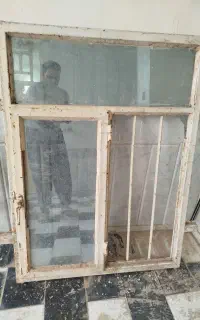 پنجره آهنی با شیشه