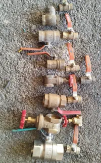 تعدادی شیر گازی و شیر فلکه