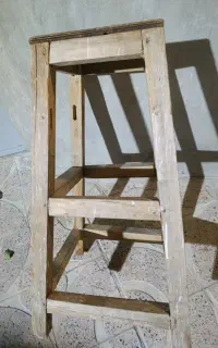چهار پایه چوبی