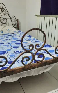 تخت فلزی