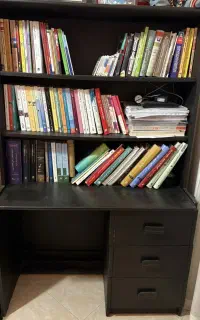 کتابخانه و میز