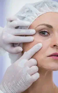 جذب مدل جهت تزریقات زیبایی توسط پزشک