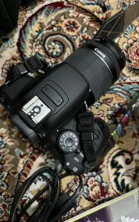 ۷۰۰ دی کنون همراه با لنز