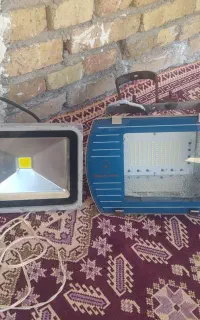 دوعدد چراغ نور افکن یکی صد وات واون یکی پنجاه است