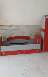 تخت و کمد کار کرده. کودک و نوجوان