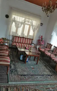 مبل 9 نفره همراه با دو عسلی و یک میز جلو مبلی