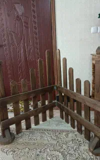 نرده چوبی به همراه چند وسیله چوبی دیگر