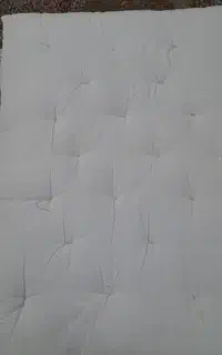 تعدادی پتو و تشک و متکا