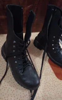 کفش دخترانه در حد نو فقط نیاز به دور دوزی داره