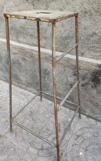 چهار پایه فلزی