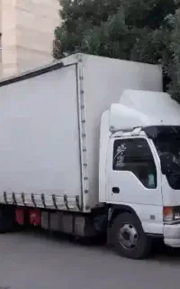 حمل اثاث. کارگر اسباب کشی حرفه ای.