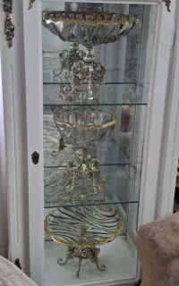 سه عدد ظروف پایه دار
