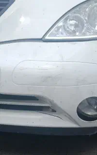 سپر جلو تیبا سفید در حد نو یک خط ترک کوچیک