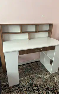 میز دارای کتابخانه