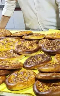 کاردر مغازه ی نان روغنی