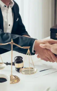 وکیل دادگستری،متخصص در امور حقوقی، چک و قراردادها