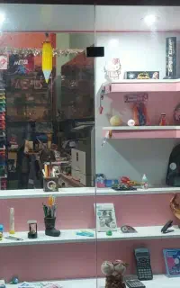 ویترین جلوی مغازه