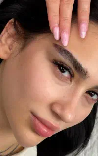 کاشت ابرو میکرو‌کاشت در کلینیک زیبایی مهرزاد