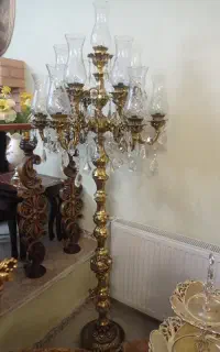 شمعدون برنجی کنار سالنی