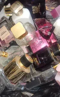 شیشه‌های خالی ادکلن وعطر