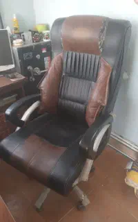 میز و صندلی و گاوصندوق و دوربین
