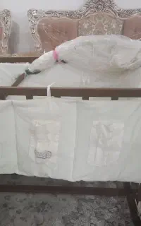 تخت کودک کنار مادر