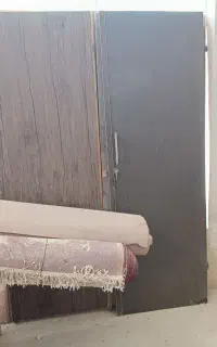در چوبی کمد اتاق خواب