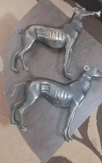 مجسمه برنزی سگ اسپانیا و تابلو فروهر مسی