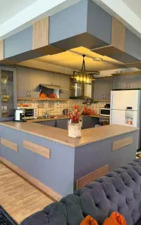 نصب حرفه‌ای برچسب کابینت استیکر و شیشه مات کن