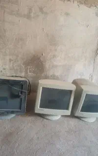 سه عدد مانیتور قدیمی