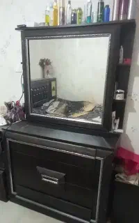میز آرایش با ۴ کشو و پشت آینه طبقه داره