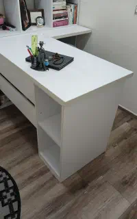 میز تحریر و کتاب خونه