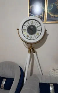 ساعت سه پایه ایستاده