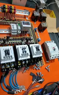 تابلو برق صنعتی تعمیرات plc خازن اینورتر برقکار