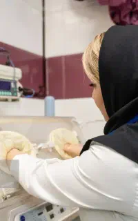 پرستار خانم برای مادر بزرگمون