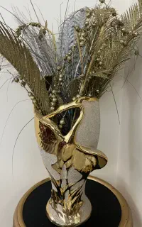 گلدان با گل های نقره ای وطلایی