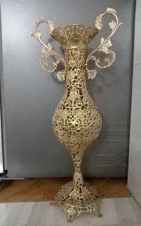 گلدان برنزدرحدنووکاملاسالم،میانه