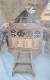 کلبه چوبی صنایع دستی با چراغ خواب