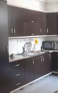 کابینت آشپزخانه و دوعدد کمد دیواری وچهارتخته فرش