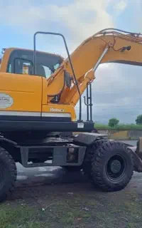 تخریب و خاکبرداری بیل مکانیکی