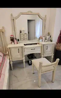 تخت دو نفره کلاسیک همراه میز توالت و پاتختی
