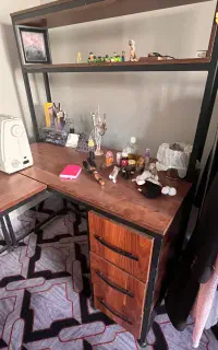 میز تحریر و کتابخانه