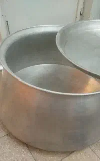 دیگ جادار سالم وتمیز