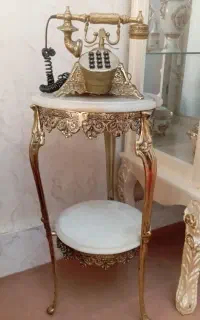 میز برنجی همراه تلفن