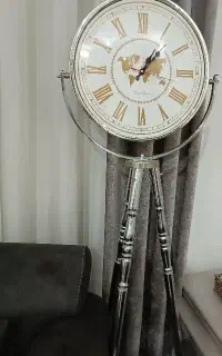 ساعت سه پایه فلزی