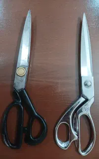 ۲ عدد قیچی خیاطی و ۲ عدد عادی