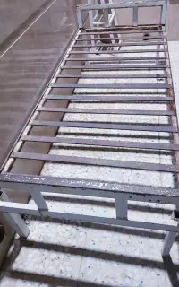 تخت فلزی