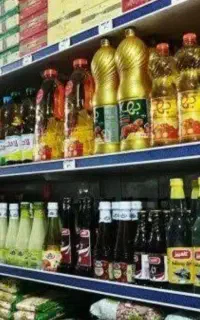 فروشنده خانوم کار در سوپر مارکت